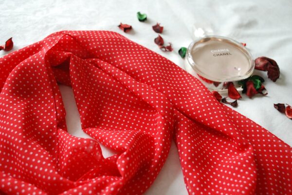 Photo tying scarves